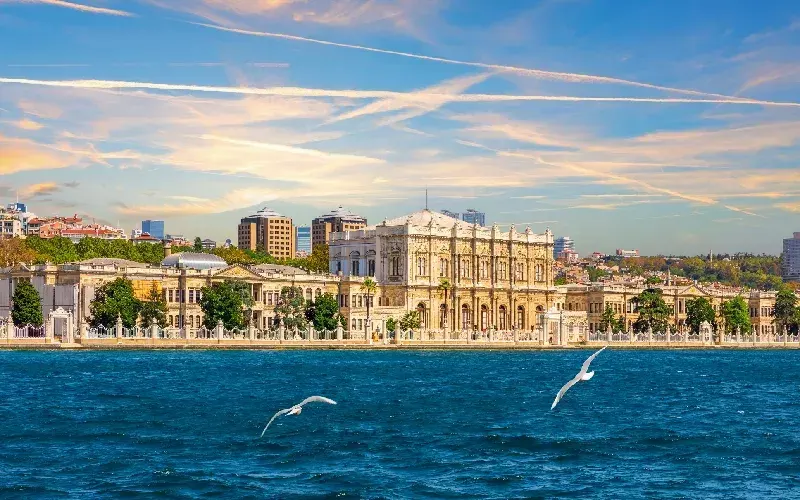 Palazzo Dolmabahçe: Il Tesoro Architettonico di Istanbul